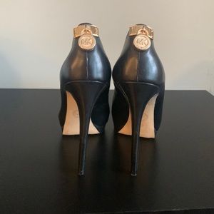 Michael Kors black pumps